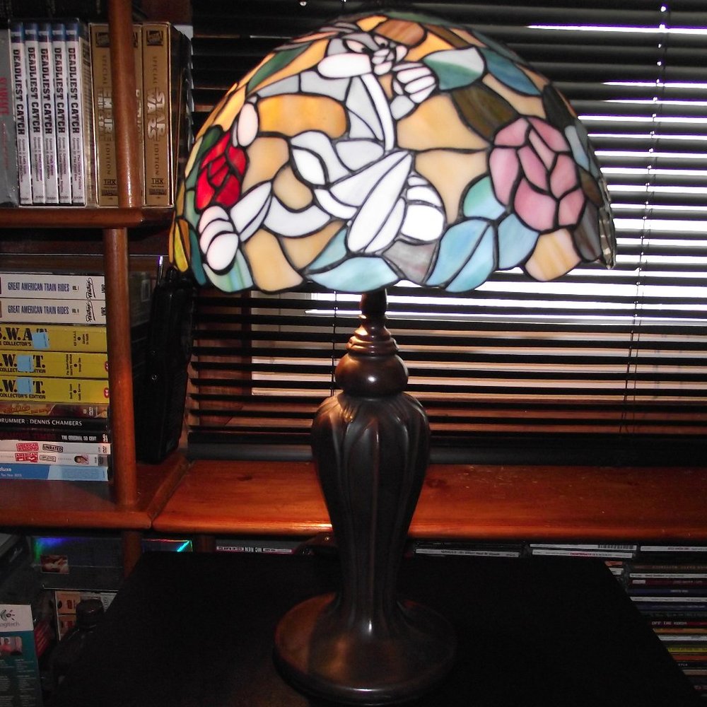 Tiffany styled stained glass lamp bugs bunny